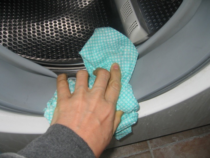 Thường xuyên vệ sinh zoăn cao su máy giặt